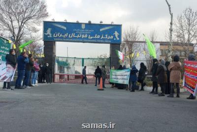 شعار برخی از مالباختگان مقابل عضو هیات رئیسه فدراسیون فوتبال