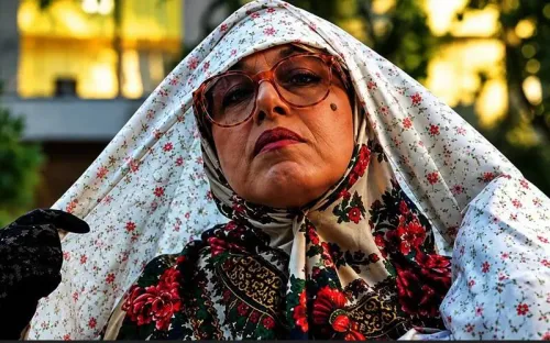 خانوم والده ترویج آشکار ابتذال جنسی زیر پوشش کمدی