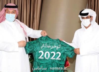 اهدای پیراهنی با شماره ۲۰۲۲ به رئیس فدراسیون فوتبال عربستان